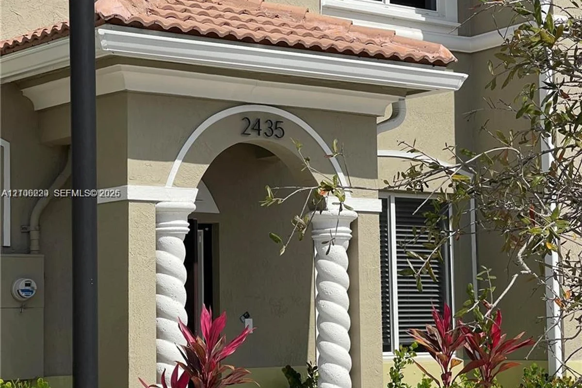 2435 SE 11th St, Homestead: photo 1 of 12