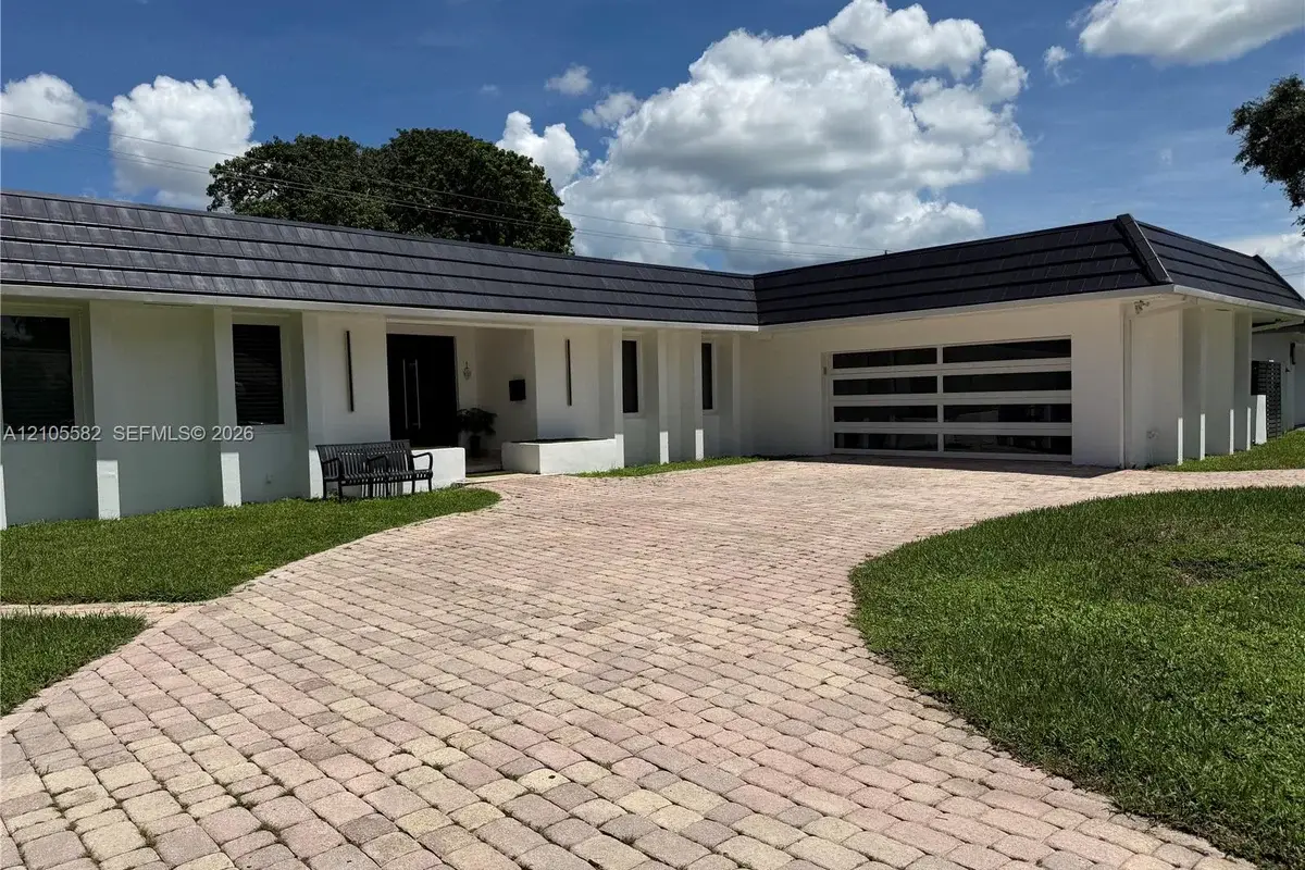 2215 NE 204th St, Miami: photo 1 of 72