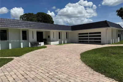 2215 NE 204th St, Miami: photo 1 of 72