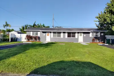 20700 SW 114th Ave, Miami: photo 1 of 7