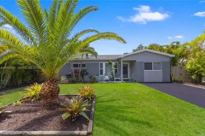 28 SE 7th St, Dania Beach: photo 1 of 37