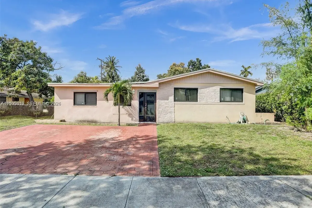471 NE 180th Dr, North Miami Beach: photo 1 of 4