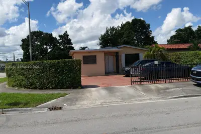2500 W 8th Ln, Hialeah: photo 1 of 25
