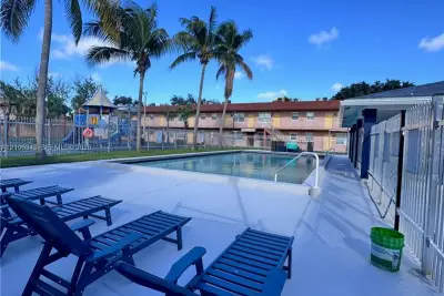 101 NE 41st St #A8, Oakland Park: photo 1 of 7