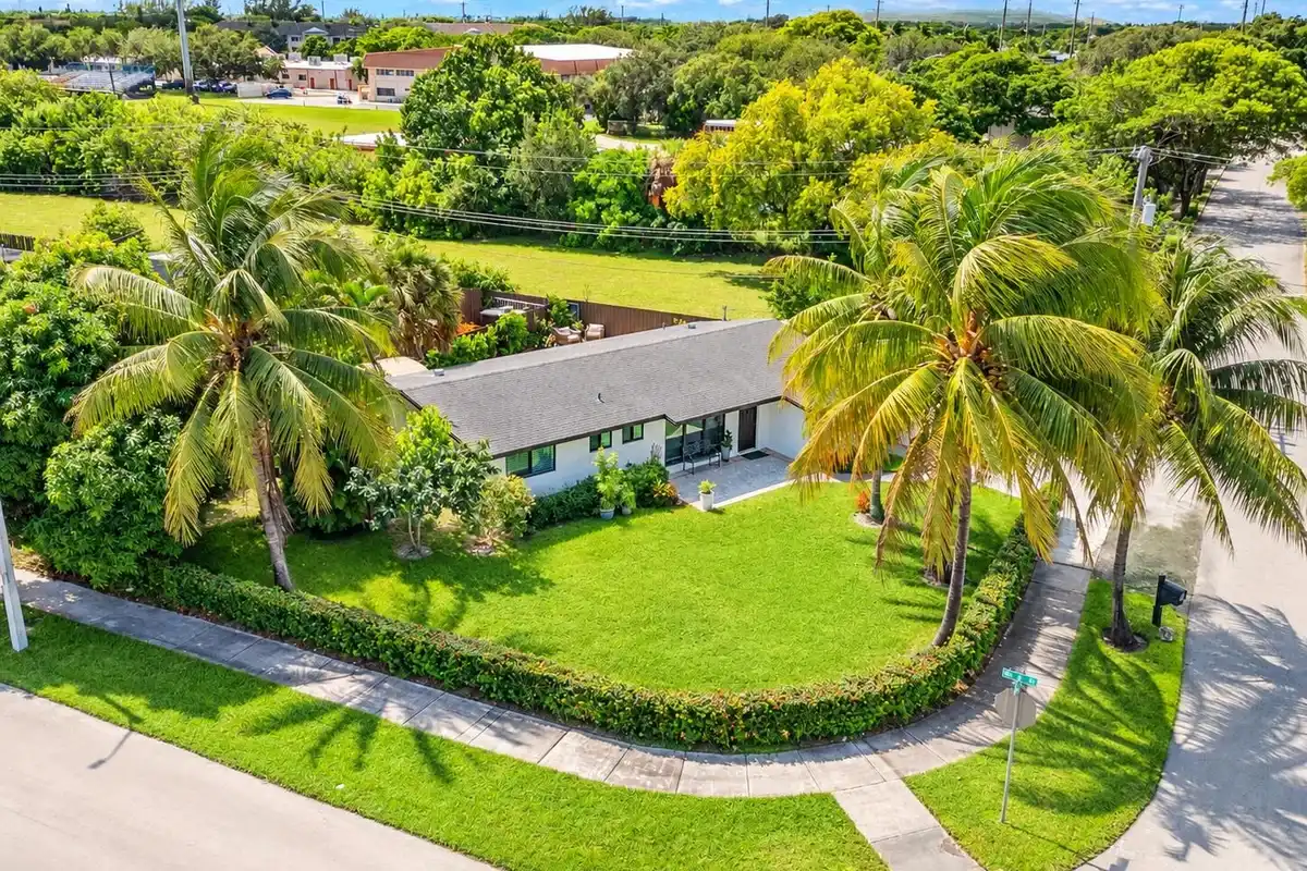 5051 NE 6th Ave, Deerfield Beach: photo 1 of 47