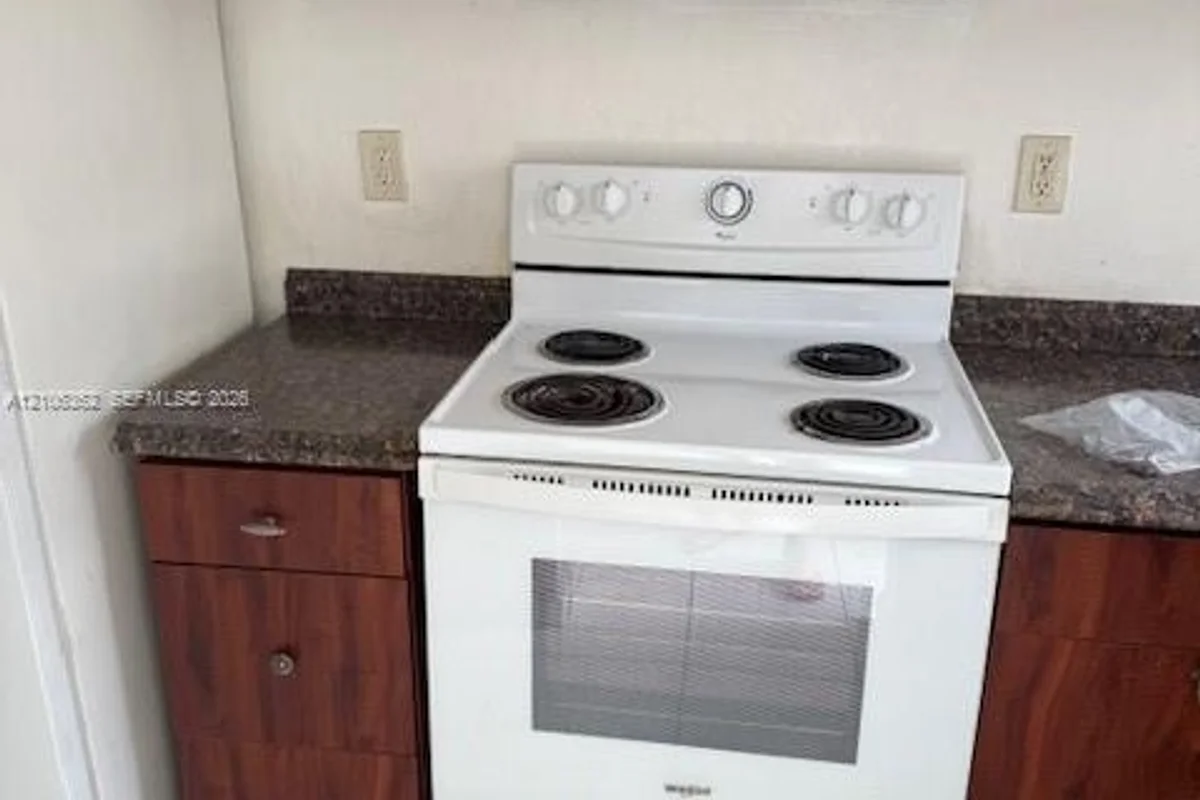 8430 NW 2, Miami: photo 1 of 9