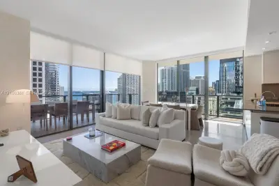 68 SE 6th St #1701, Miami: photo 1 of 17