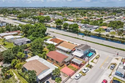 378 W 39th Pl, Hialeah: photo 1 of 2