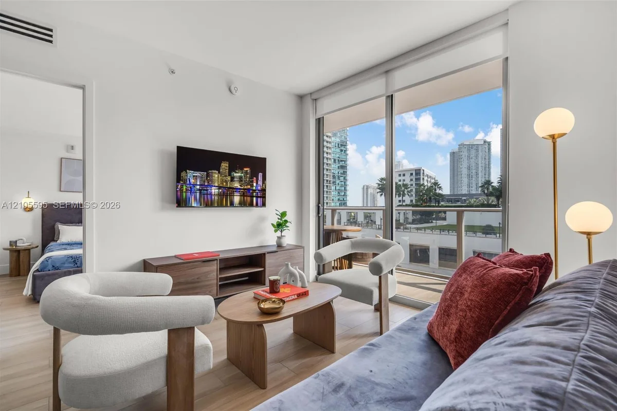 90 NE 32nd St #707, Miami: photo 1 of 26