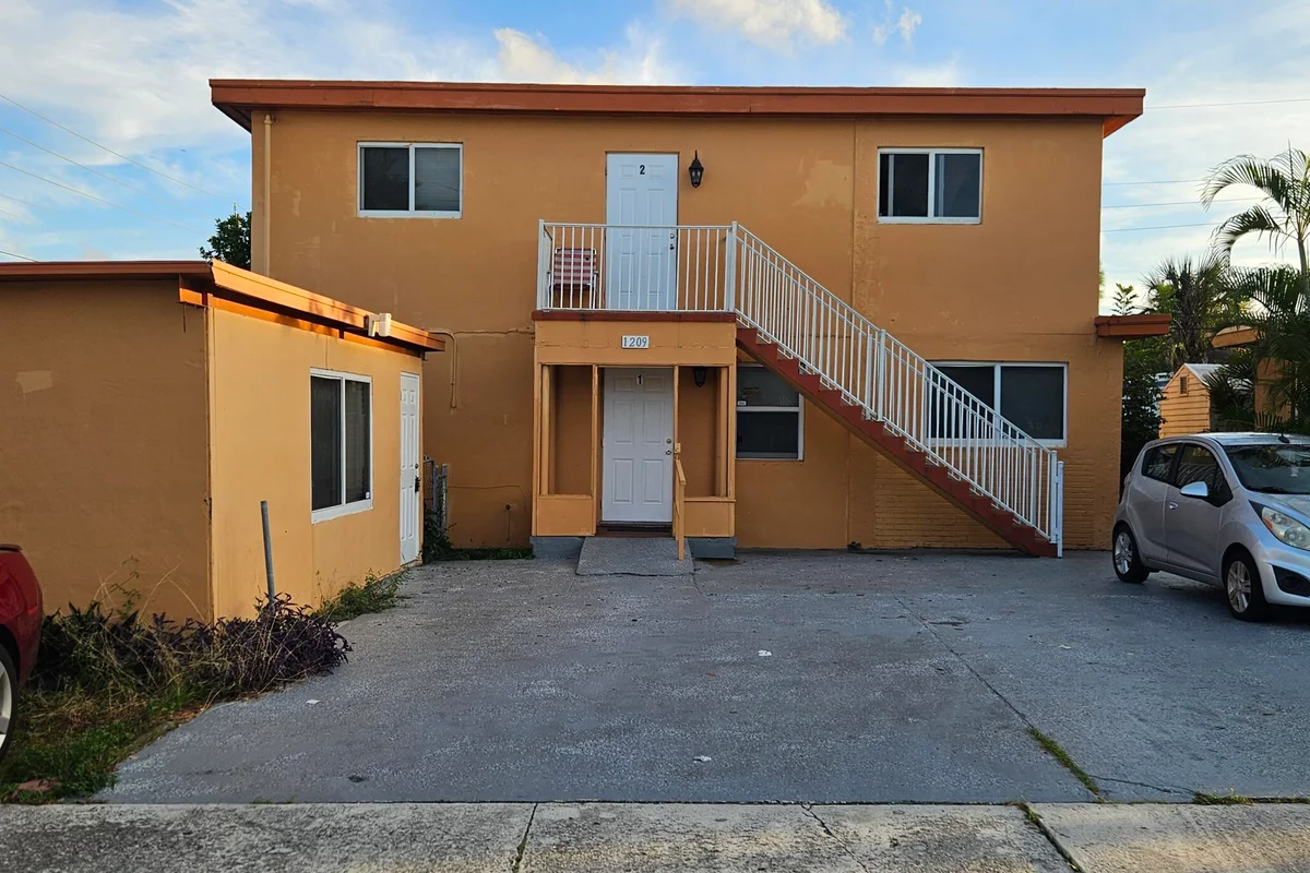 1209 W 10th St #1, Riviera Beach: photo 1 of 19