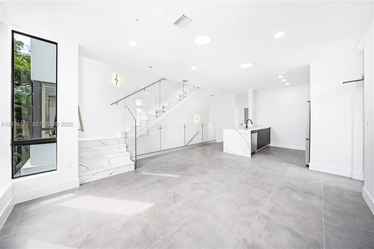1780 NW 5th St #1, Miami: photo 1 of 24