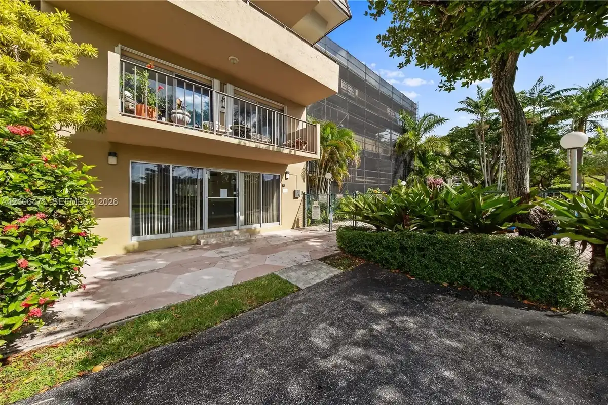 7900 Camino Creek #401, Miami: photo 1 of 30