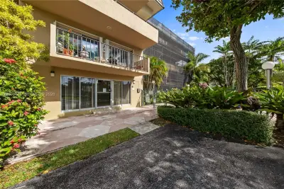 7900 Camino Creek #401, Miami: photo 1 of 30