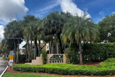 14368 SW 98th Ter, Miami: photo 1 of 17