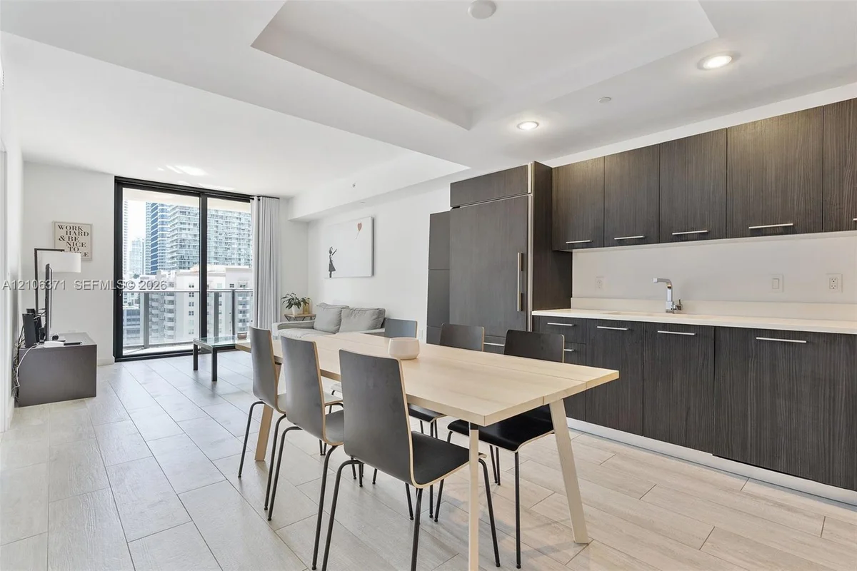 45 SW 9th St #1005, Miami: photo 1 of 12