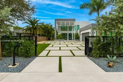 7630 SW 58th Ave, South Miami: photo 1 of 89
