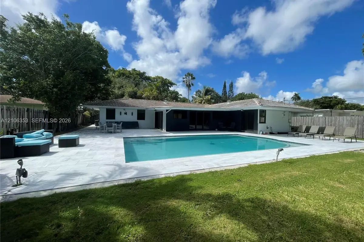 2115 Alamanda Dr, North Miami: photo 1 of 28