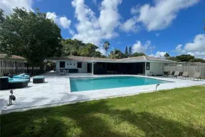2115 Alamanda Dr, North Miami: photo 1 of 28