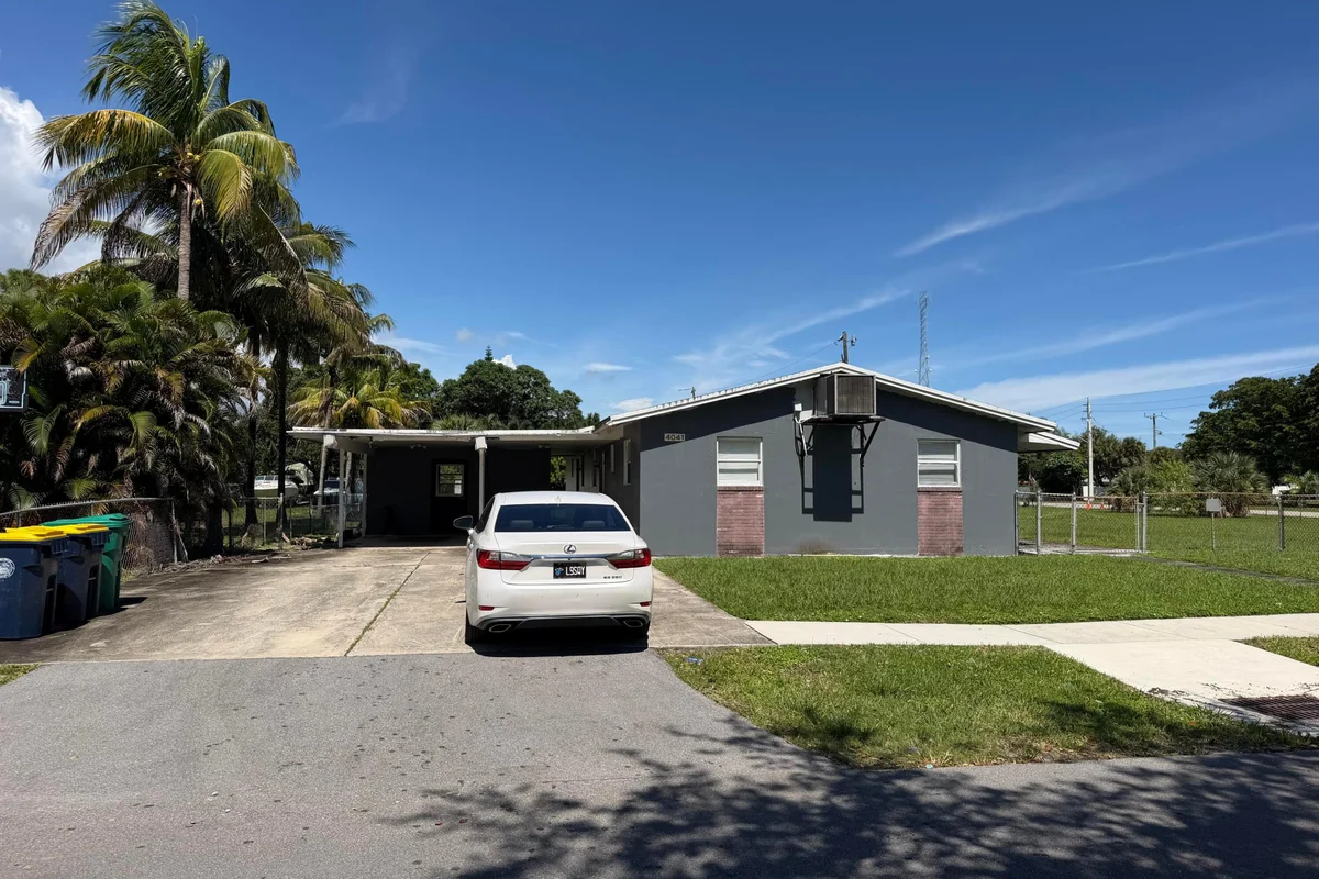 4041 SW 52nd St, Dania Beach: photo 1 of 8