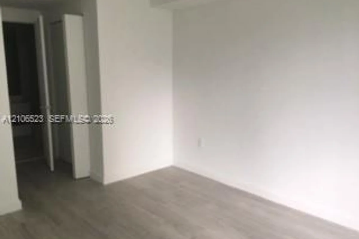55 SW 9th St #1110, Miami: photo 1 of 11