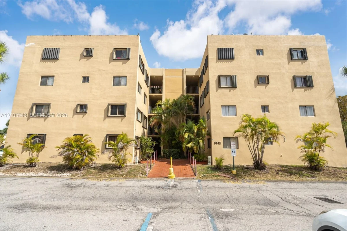 8615 NW 8th St #416, Miami: photo 1 of 16