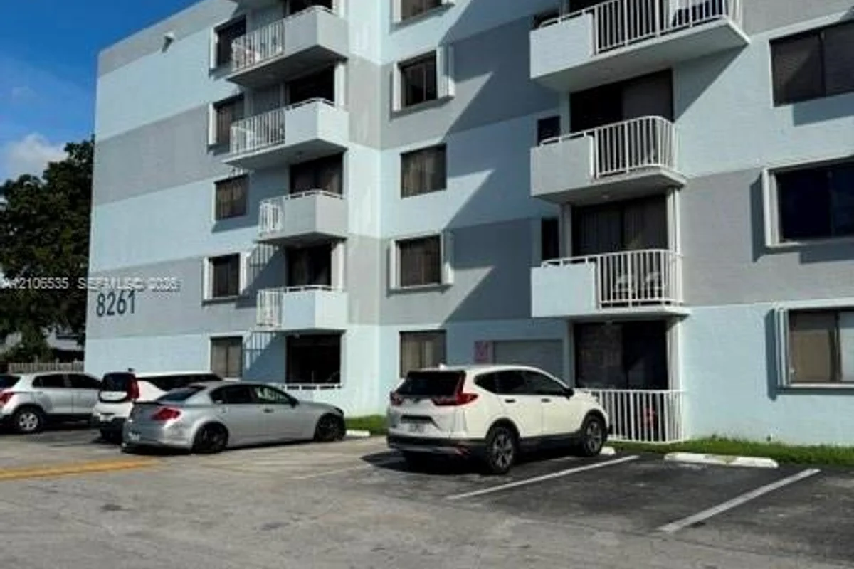 8261 NW 8th St #239, Miami: photo 1 of 12