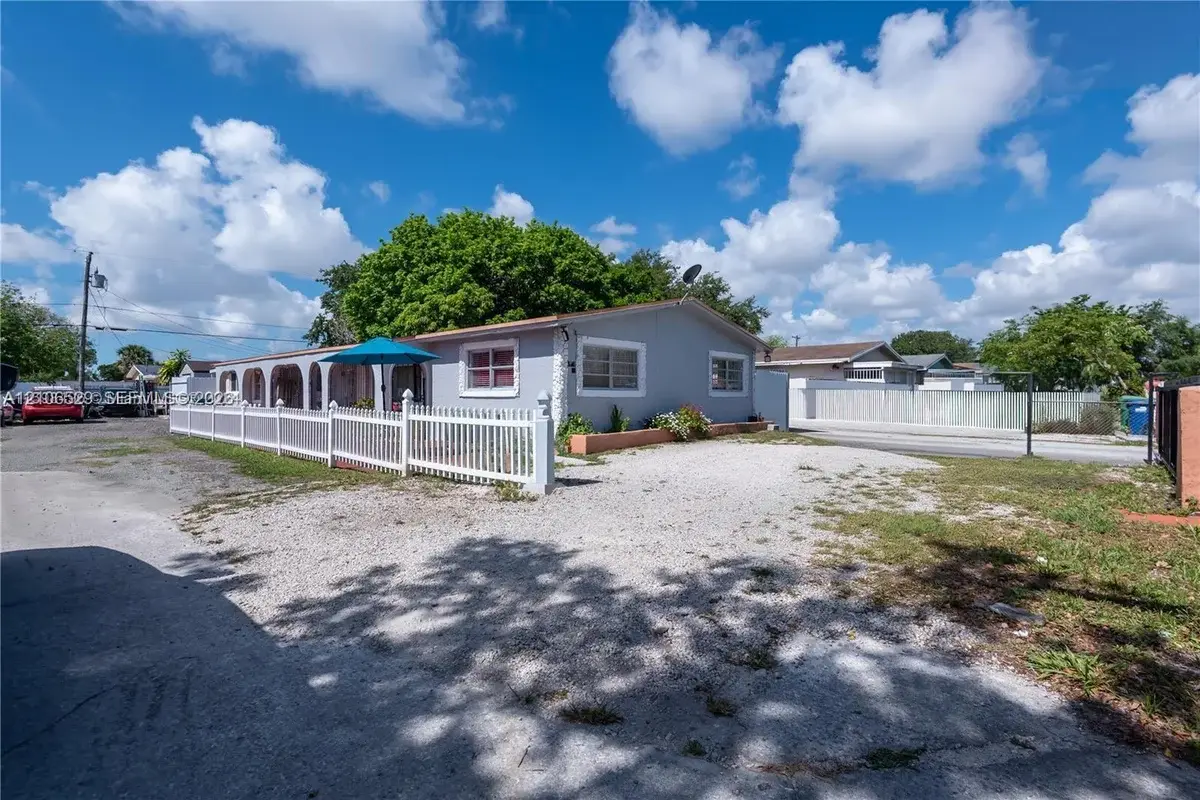 2800 NW 94th St, Miami: photo 1 of 28