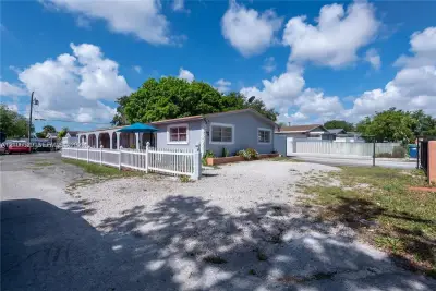 2800 NW 94th St, Miami: photo 1 of 28