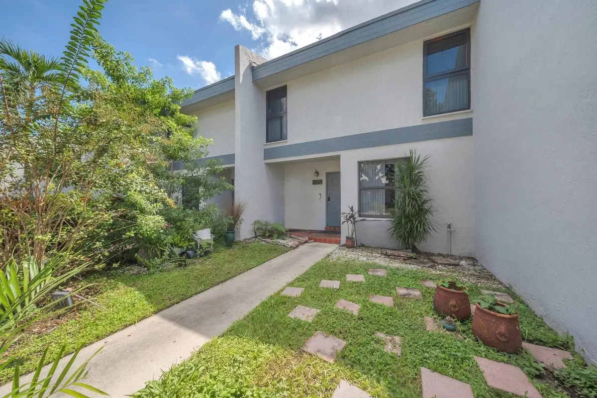9240 NW 14th St, Pembroke Pines: photo 1 of 28