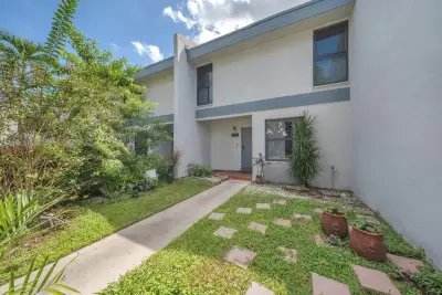 9240 NW 14th St, Pembroke Pines: photo 1 of 28