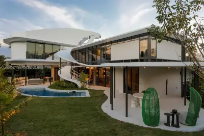 5261 NE 5th Ave, Miami: photo 1 of 30