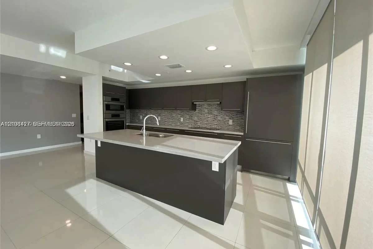 7751 NW 107th Ave #305, Doral: photo 1 of 7