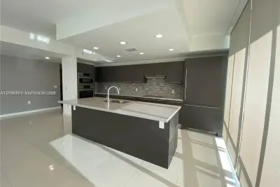 7751 NW 107th Ave #305, Doral: photo 1 of 7