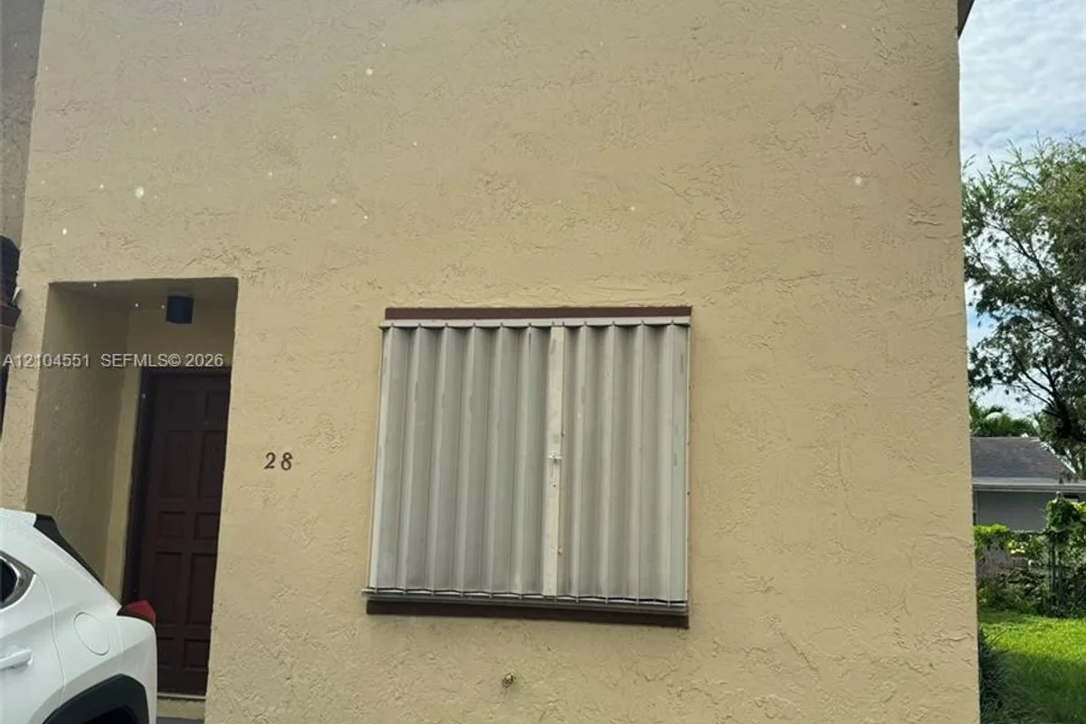 1320 W 46th St #28, Hialeah: photo 1 of 56