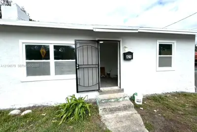 421 NW 77th St, Miami: photo 1 of 11