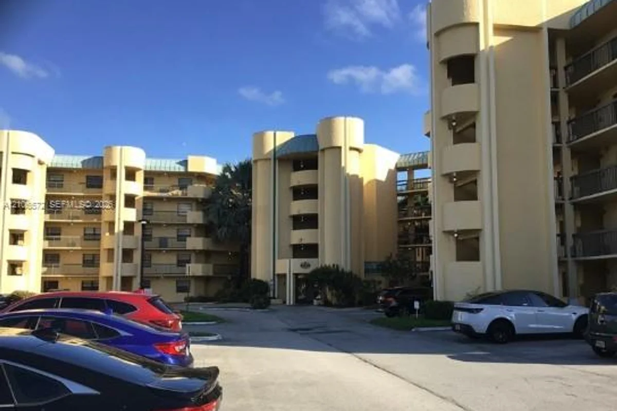 6575 W Oakland Park Blvd #208, Lauderhill: photo 1 of 7
