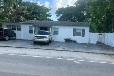1341 NE 149 St, North Miami: photo 1 of 1