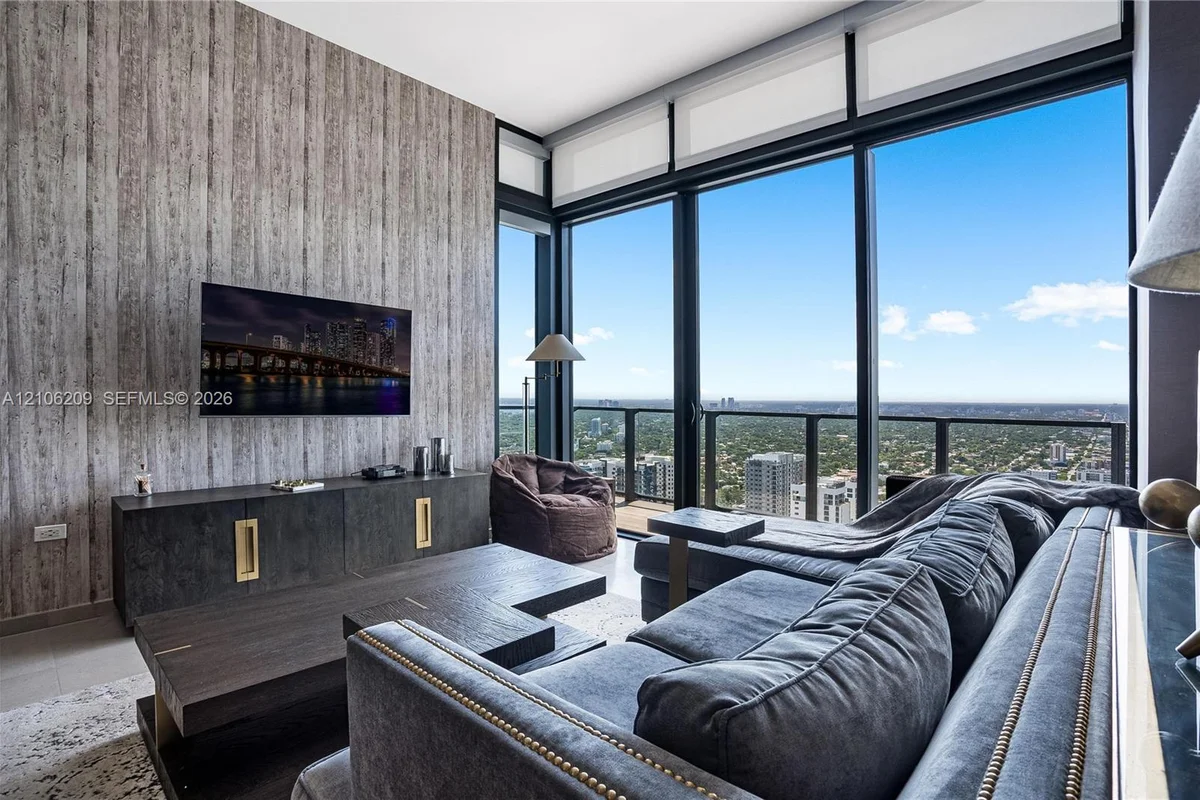 88 SW 7th St #4006, Miami: photo 1 of 33