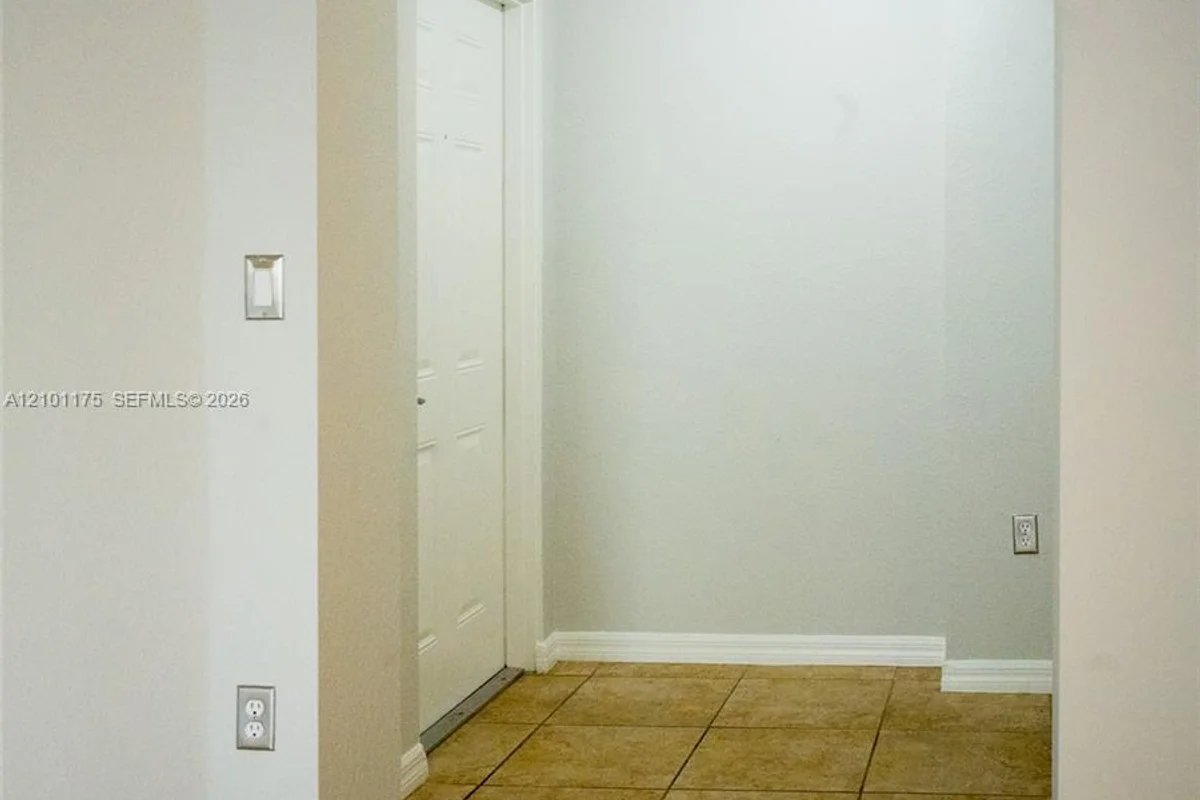 Condo in Doral: photo 1 of 13