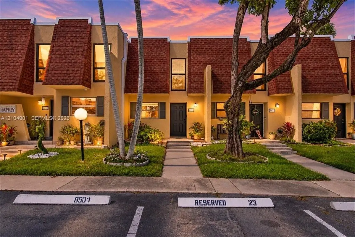 8979 Palm Tree Ln, Pembroke Pines: photo 1 of 31