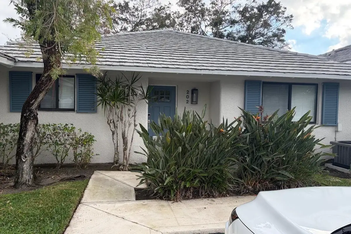 202 Club Dr, Palm Beach Gardens: photo 1 of 24