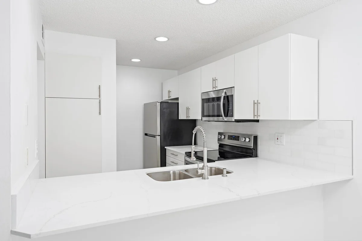 3402 Gardens E Dr, Palm Beach Gardens: photo 1 of 13