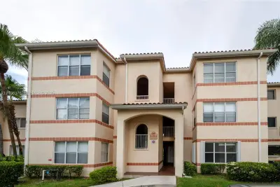 Condo in Margate: photo 1 of 21