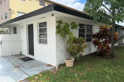 3600 E 4th Ave #1, Hialeah: photo 1 of 10