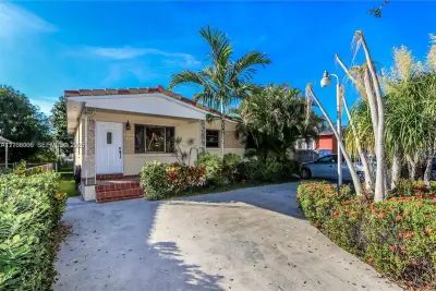 868 W 34th St, Hialeah: photo 1 of 14