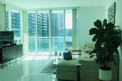 951 Brickell Ave #2410, Miami: photo 1 of 4