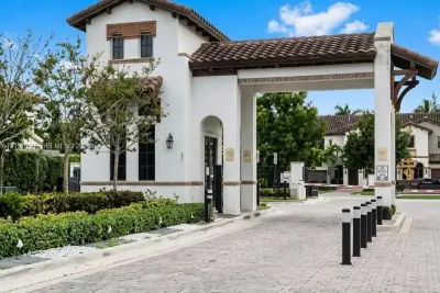 10620 NW 88th St #221, Doral: photo 1 of 23