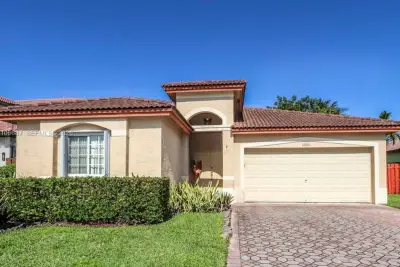 12001 SW 133rd Ter, Miami: photo 1 of 32