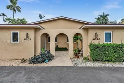6608 SW 49th St, Davie: photo 1 of 41