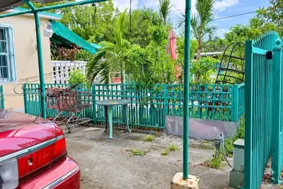 250 NW 38th Ct, Miami: photo 1 of 3